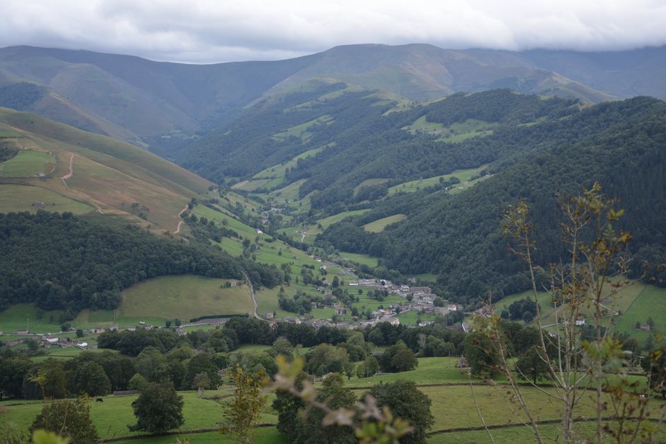 Vista del valle del río Pas con sus prados, bosques y pueblos
